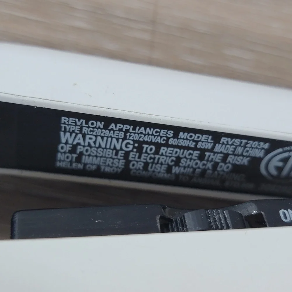 Revlon Ceramic Hair Straightener Flat Iron White RVST2034 Dual Voltage 85W